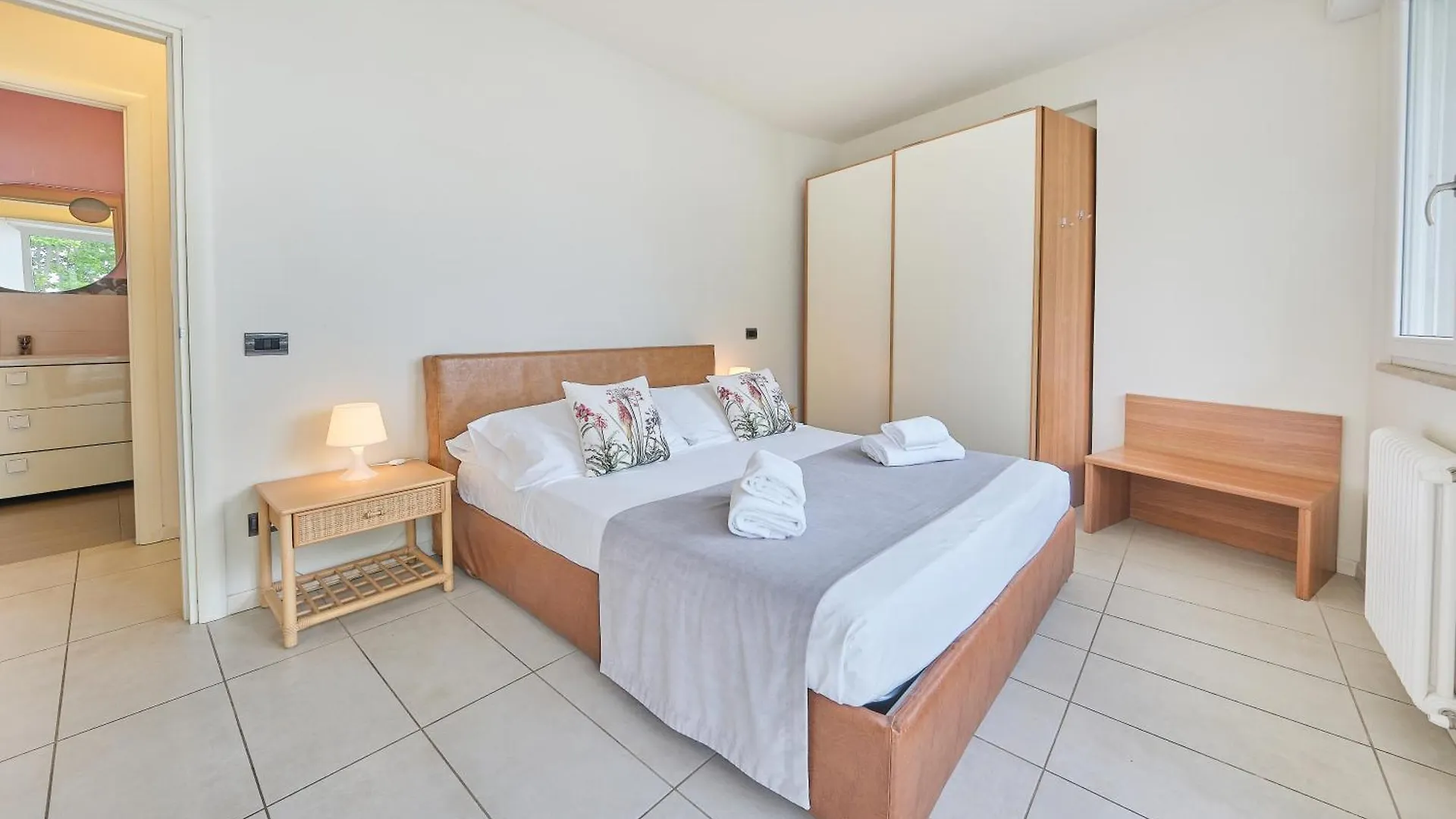 Front Lake Apartment Bardolino Aparthotel